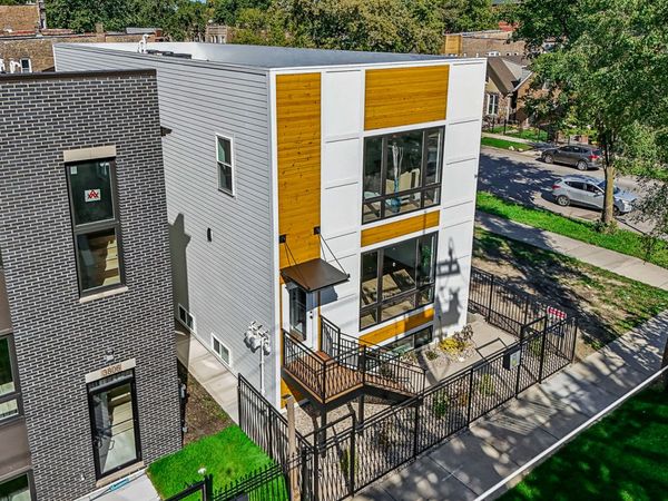 3804 W Ohio Street , Chicago, IL 60624