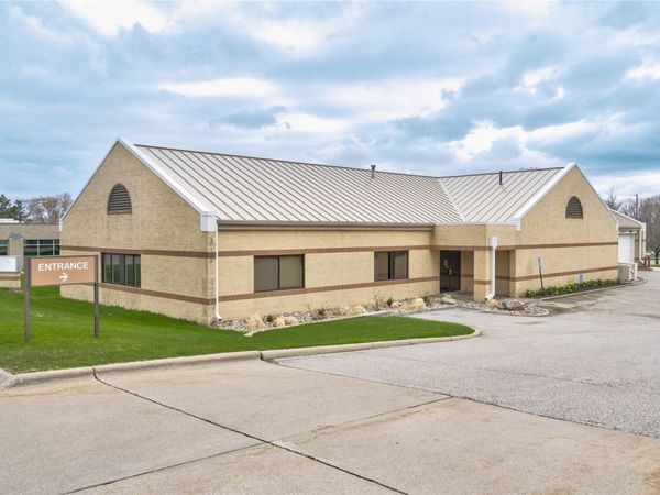 4001 River Ridge Drive NE, Cedar Rapids, IA 52402
