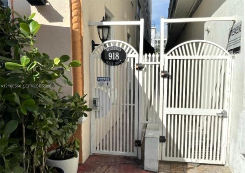 918 Ocean Dr, Unit 201, Miami Beach, FL 33139 Photo