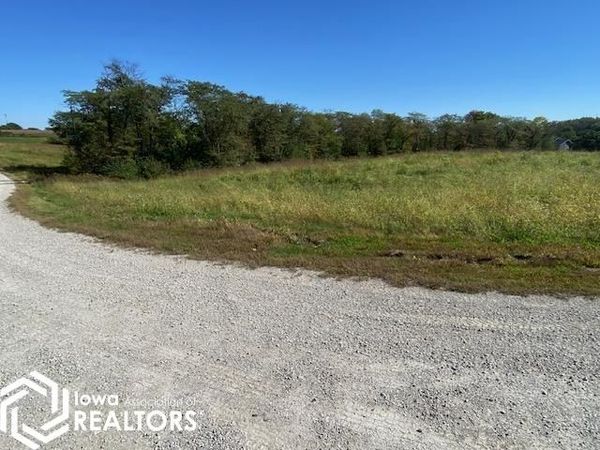 1689 Pin Oaks Lane, Mount Pleasant, IA 52641