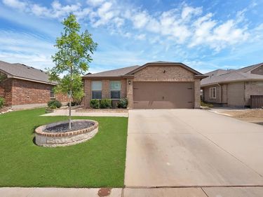 228 Foxhunter Street, Fort Worth, TX 76131