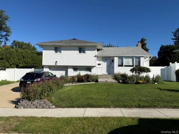 8 Debora Drive, Plainview, NY 11803