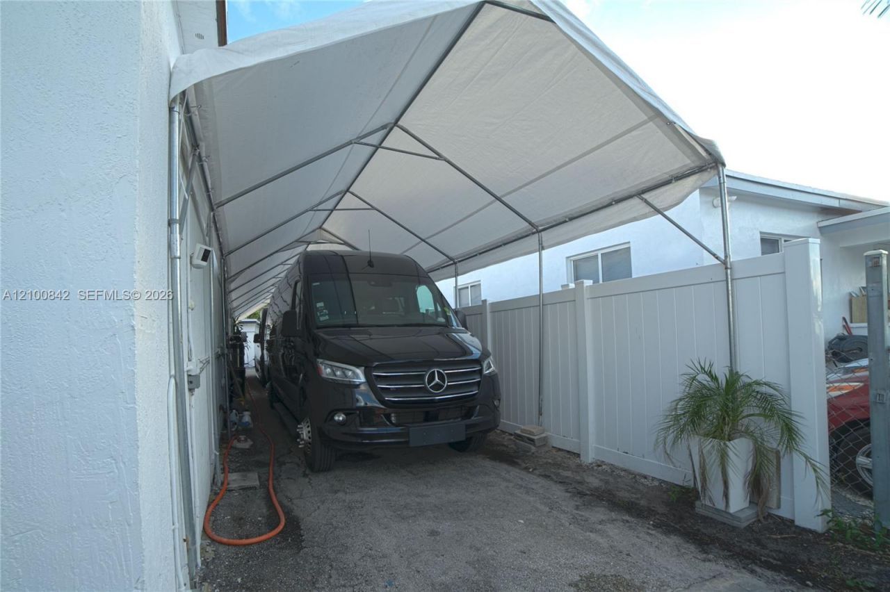 568 E 15th St, Hialeah, FL 33010 Photo