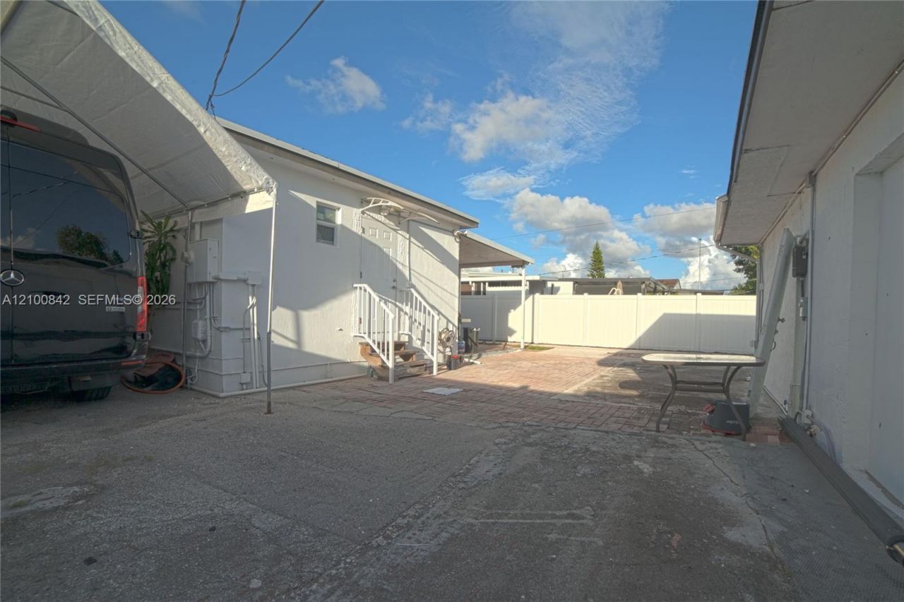 568 E 15th St, Hialeah, FL 33010 Photo