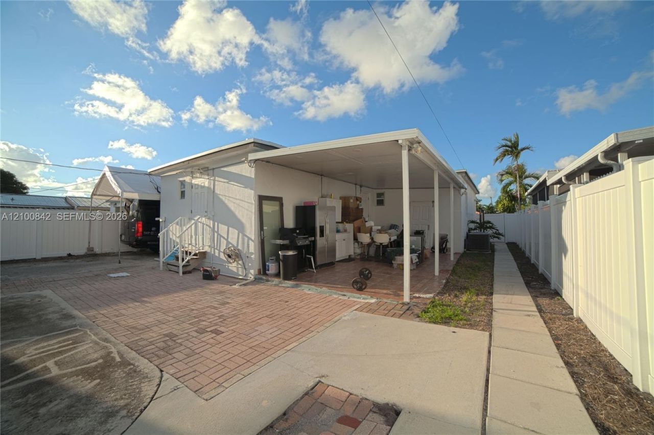 568 E 15th St, Hialeah, FL 33010 Photo