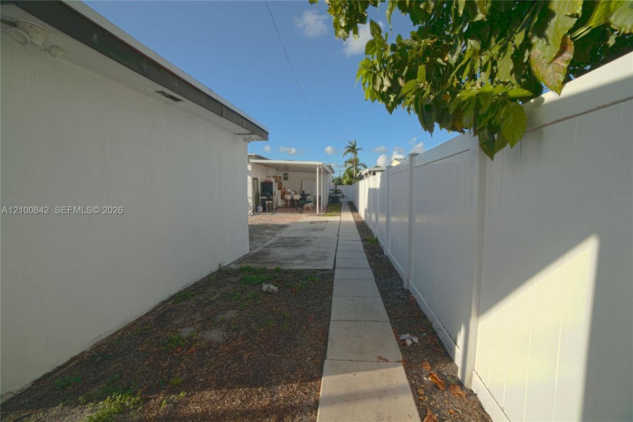 568 E 15th St, Hialeah, FL 33010 Photo
