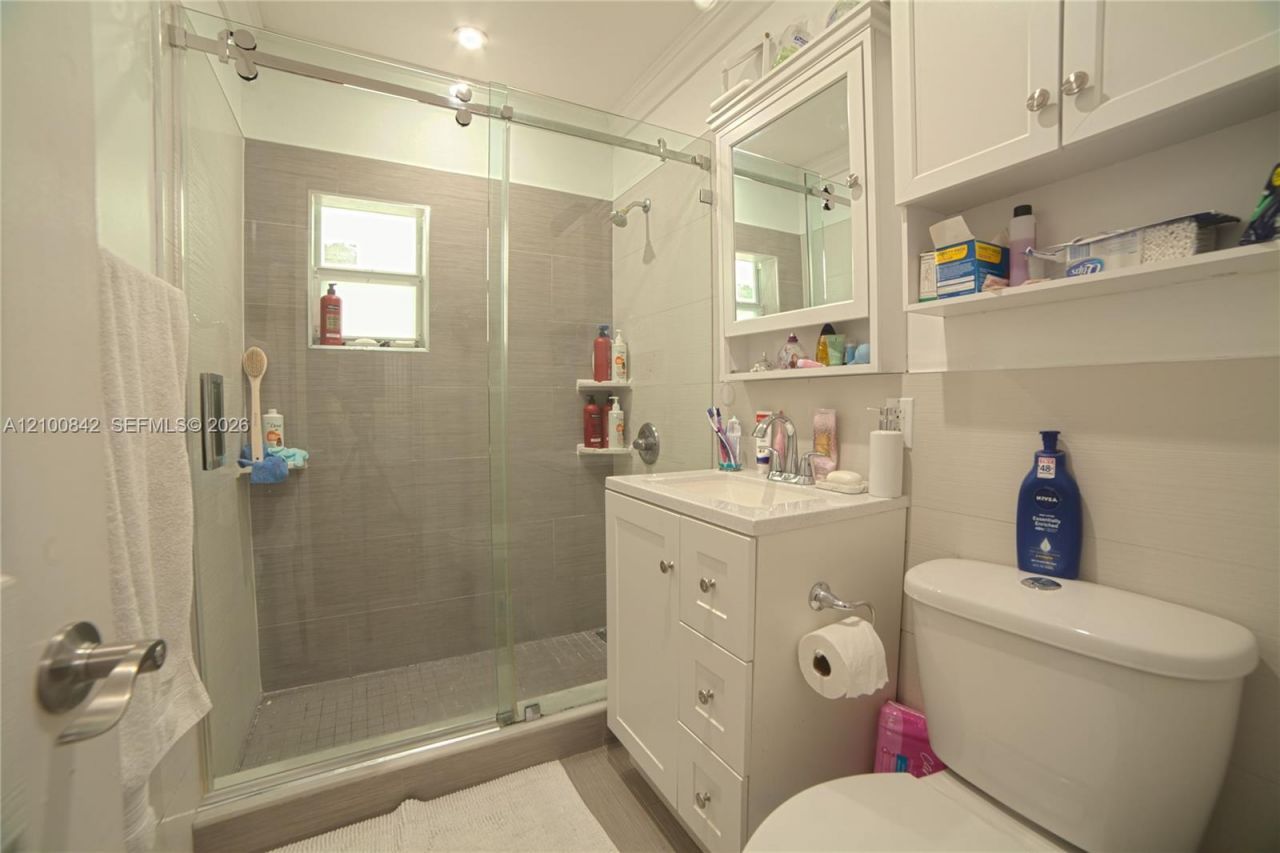 568 E 15th St, Hialeah, FL 33010 Photo