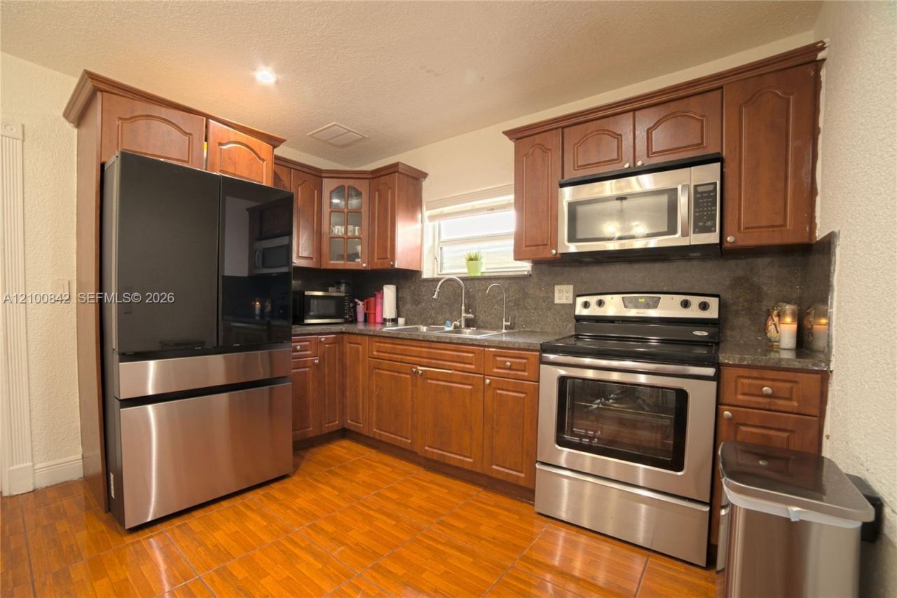 568 E 15th St, Hialeah, FL 33010 Photo