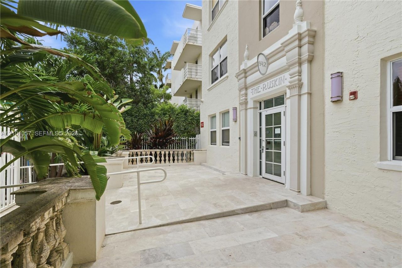 1542 Drexel Ave, Unit 301, Miami Beach, FL 33139 Photo