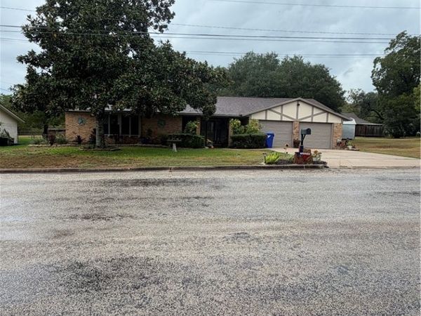 904 Carroll Dr , Yoakum, TX 77995