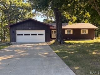 309 Lakewood Drive, Hillsboro, IL 62049 Main Photo