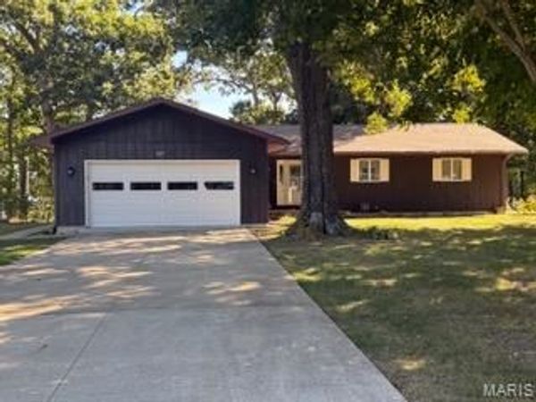 309 Lakewood Drive, Hillsboro, IL 62049