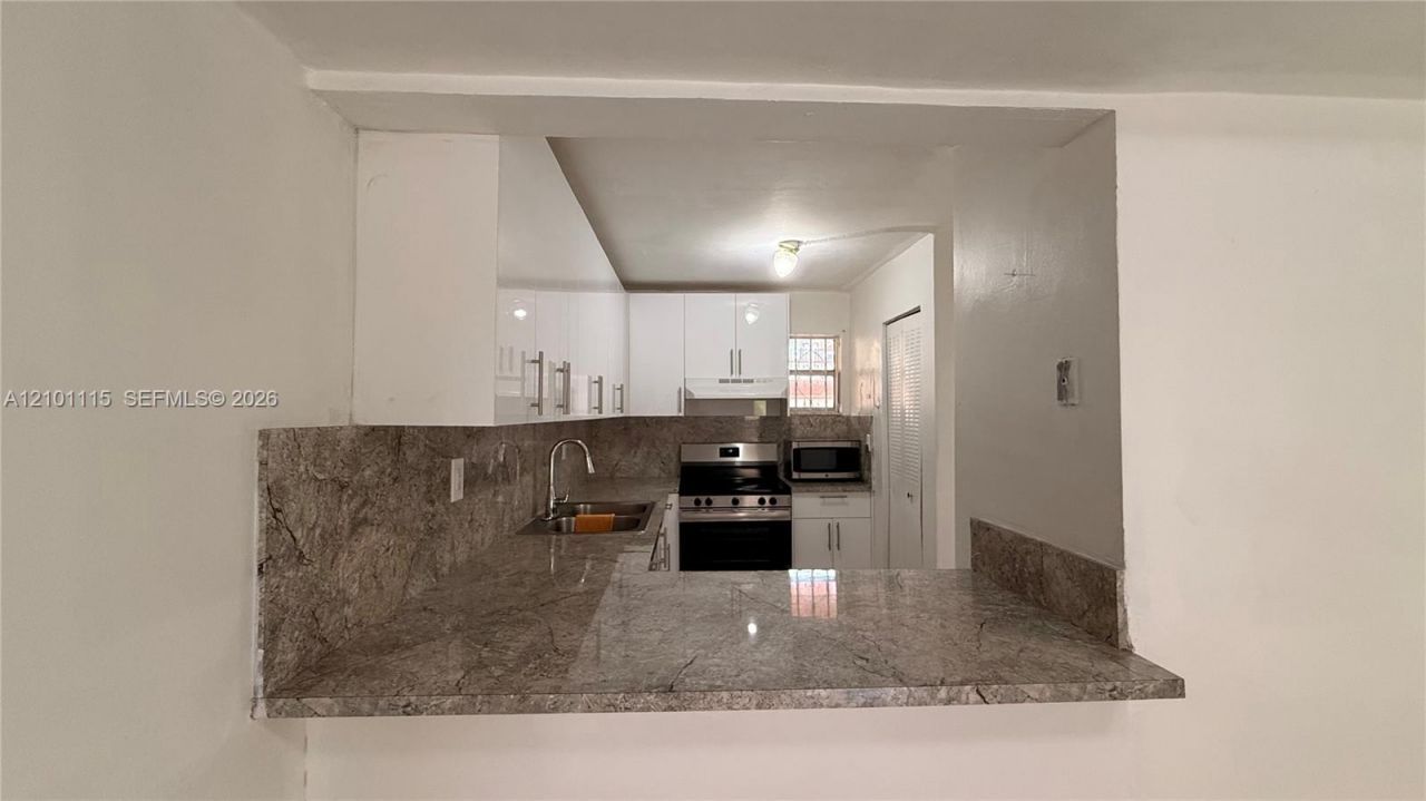 1950 W 56th St , Unit 2210B, Hialeah, FL 33012 Photo