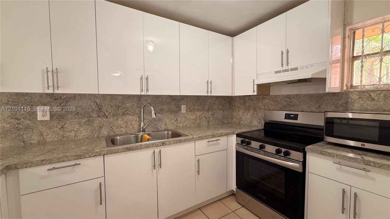 1950 W 56th St , Unit 2210B, Hialeah, FL 33012 Photo
