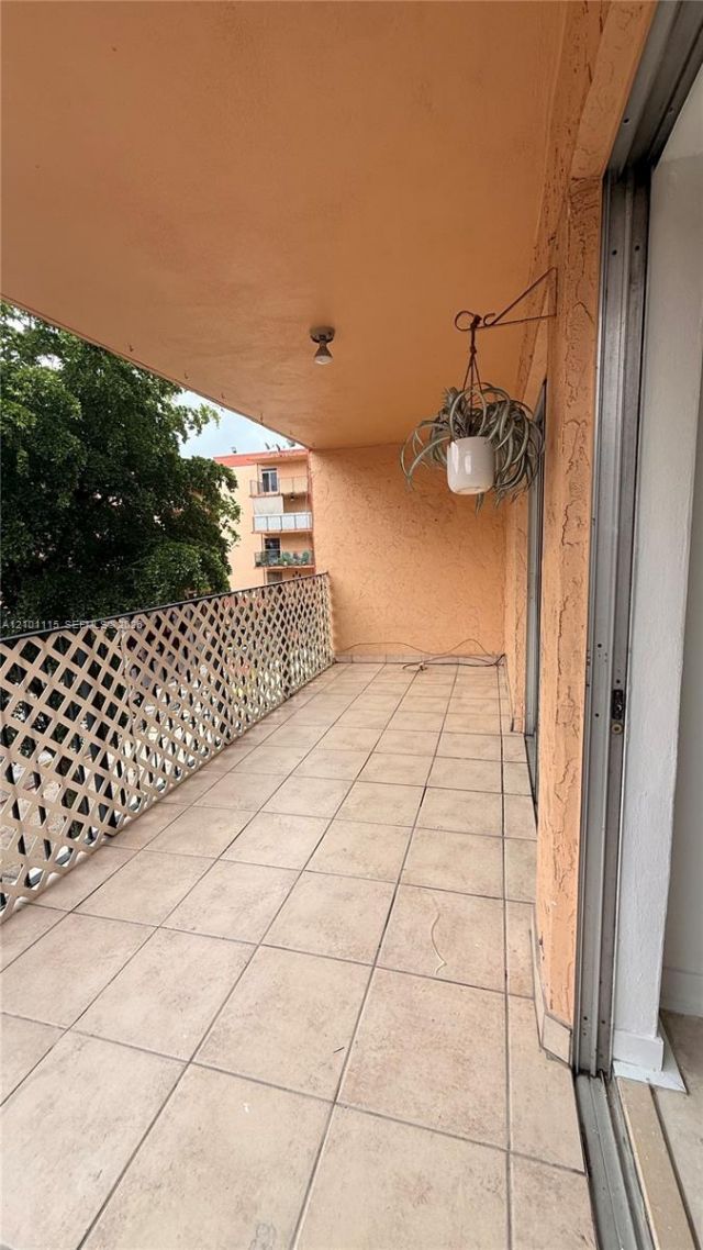 1950 W 56th St , Unit 2210B, Hialeah, FL 33012 Photo