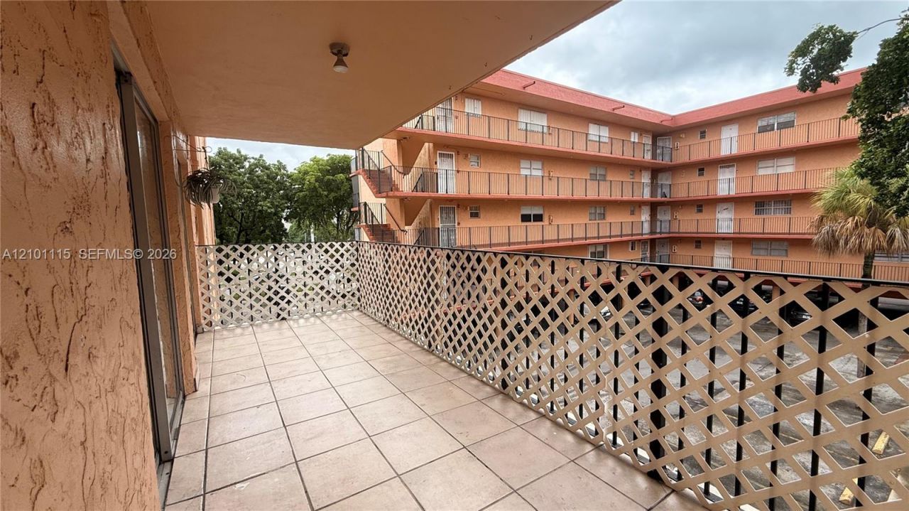 1950 W 56th St , Unit 2210B, Hialeah, FL 33012 Photo