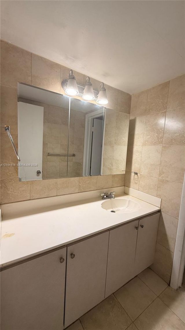 1950 W 56th St , Unit 2210B, Hialeah, FL 33012 Photo