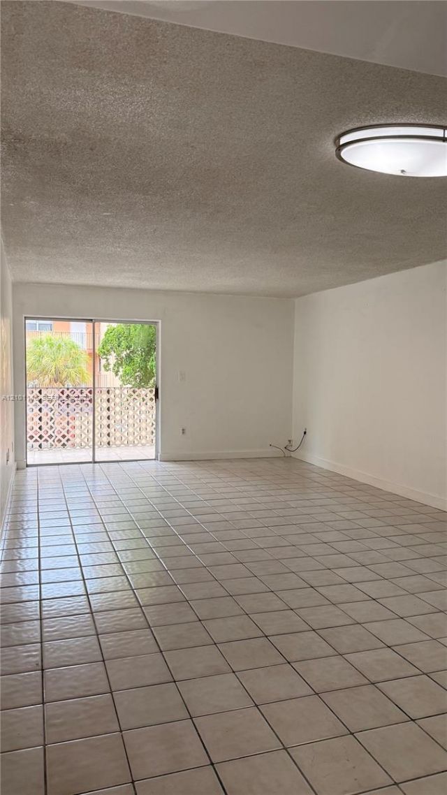 1950 W 56th St , Unit 2210B, Hialeah, FL 33012 Photo