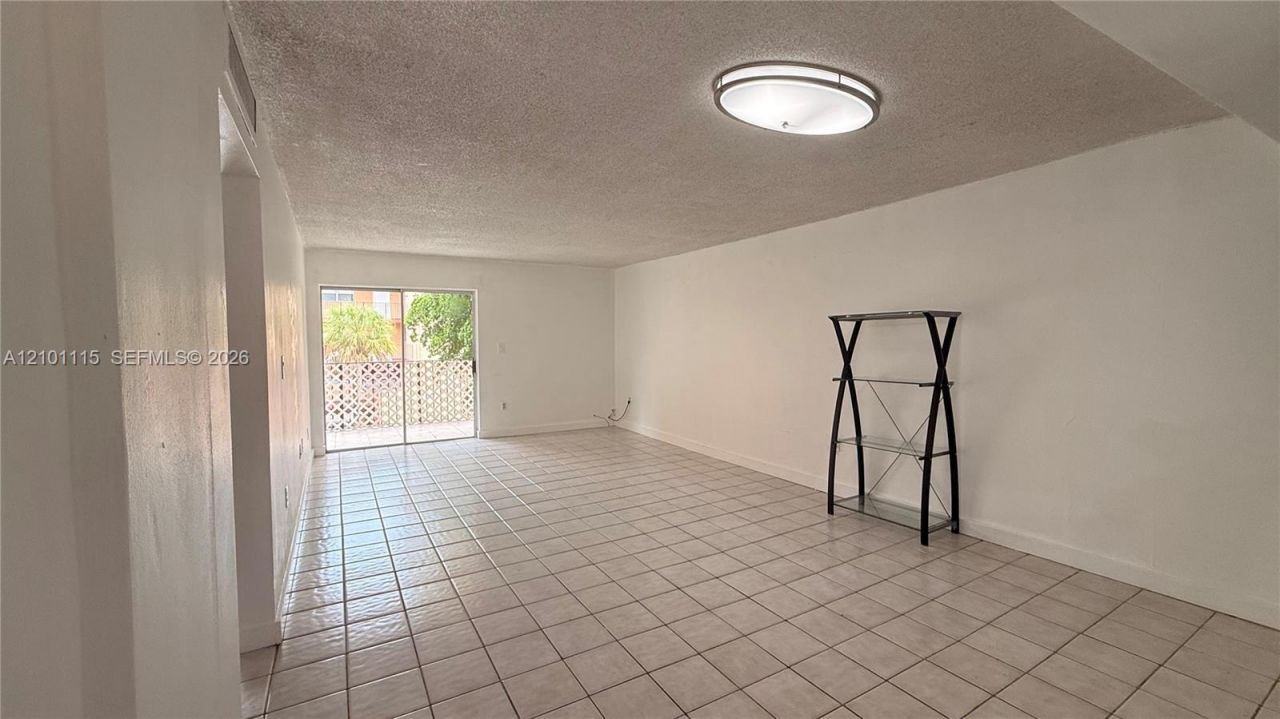 1950 W 56th St , Unit 2210B, Hialeah, FL 33012 Photo