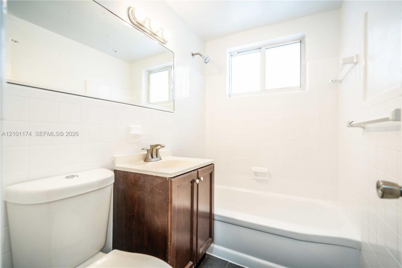 7311 Byron Ave, Unit 6, Miami Beach, FL 33141 Photo