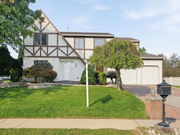 4 Victoria Way, Kendall Park, NJ 08824