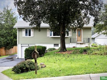 8721 Nicholas Street, Omaha, NE 68114