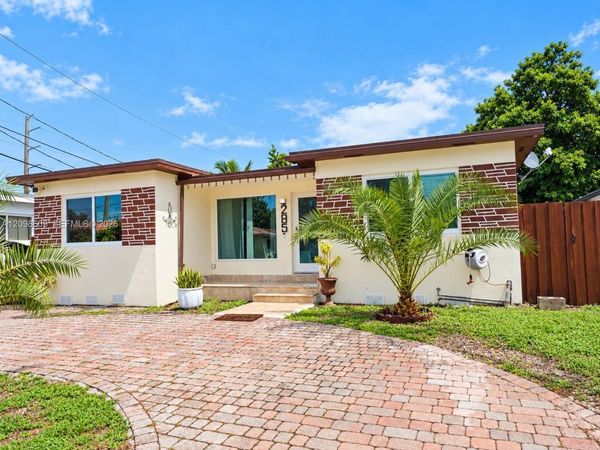 285 NW 48th Pl , Miami, FL 33126