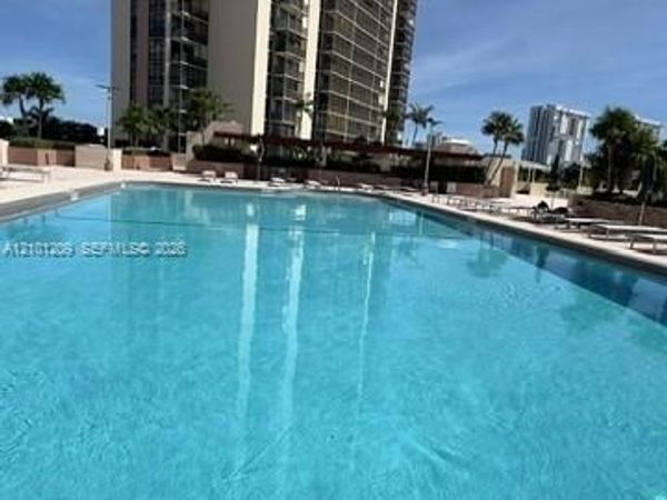 20301 W Country Club Dr , Unit 826, Aventura, FL 33180