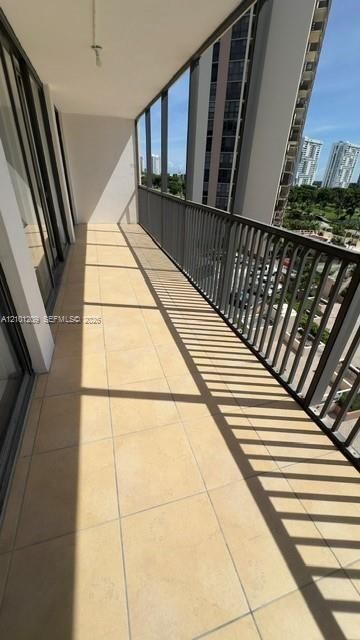20301 W Country Club Dr , Unit 826, Aventura, FL 33180 Photo