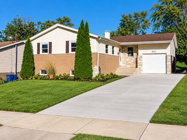 8933 S OAKWOOD Drive, Hickory Hills, IL 60457