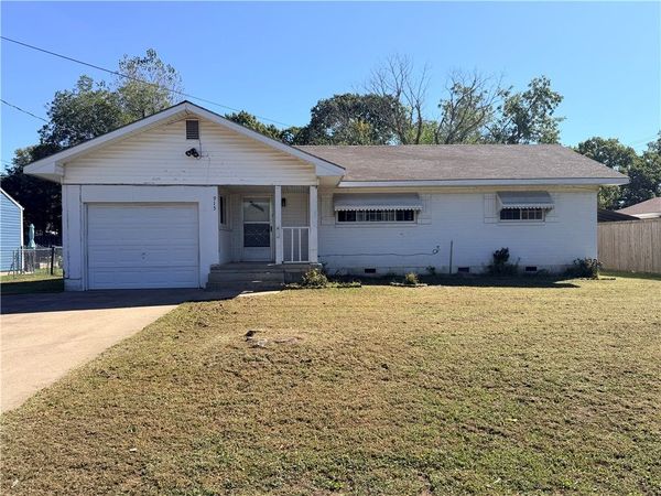 915 S Elm Street , Siloam Springs, AR 72761