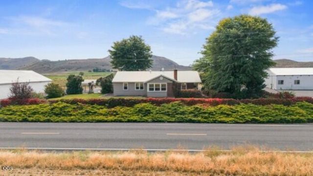 892 Cross Road Klamath Falls, OR 97603