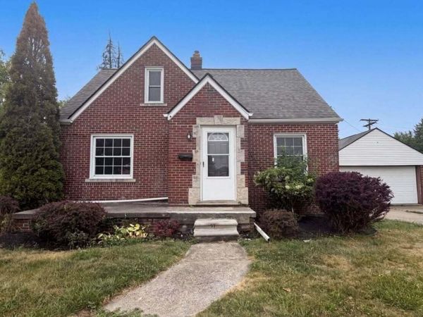 17590 Eastland Street, Roseville, MI 48066