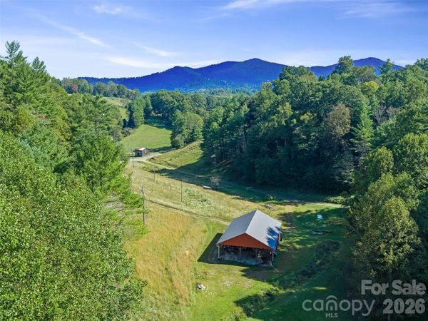 210 FOG HOLLOW Drive , Green Mountain, NC 28740