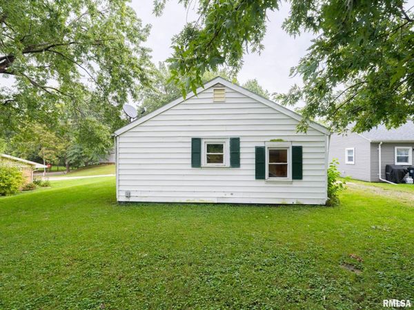 670 N 9th Avenue, Canton, IL 61415