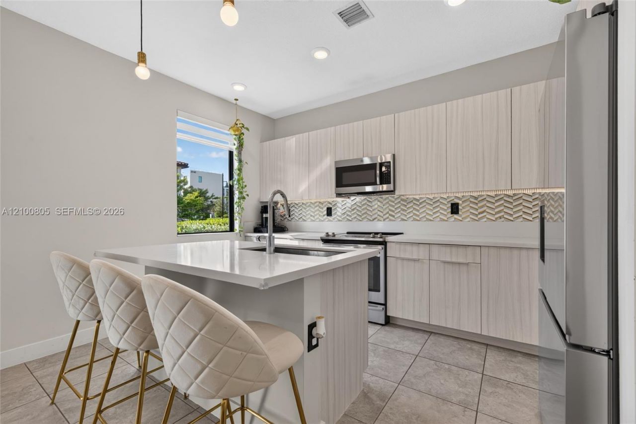 8373 NW 49th St, Doral, FL 33166 Photo