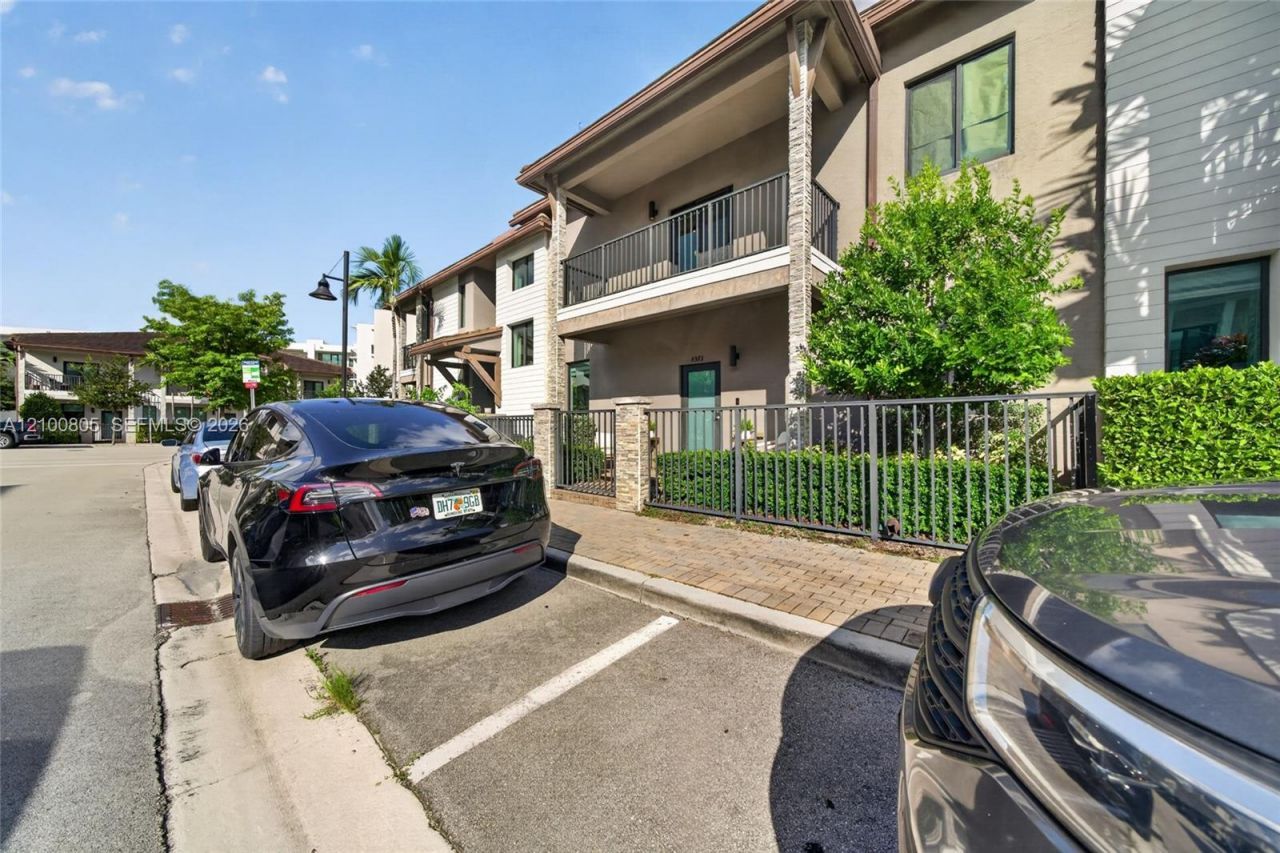 8373 NW 49th St, Doral, FL 33166 Photo