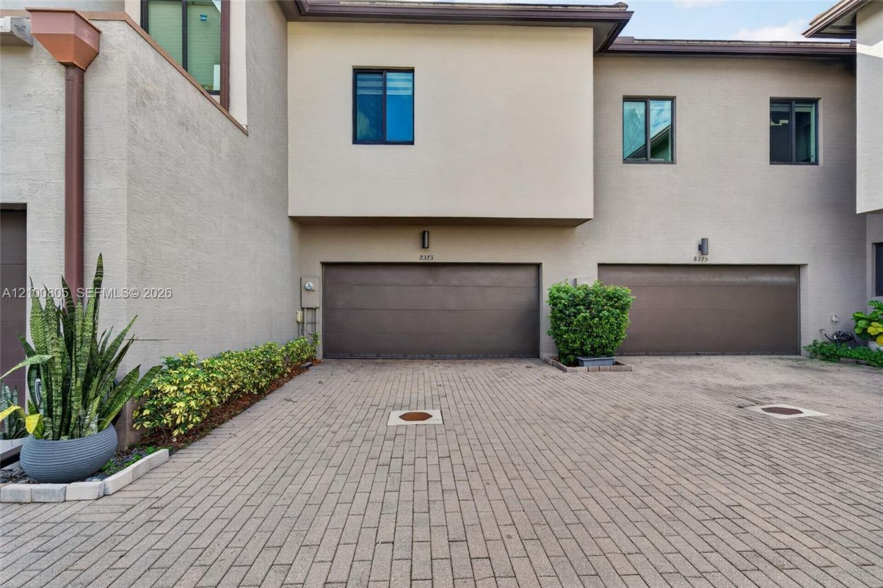 8373 NW 49th St, Doral, FL 33166 Photo