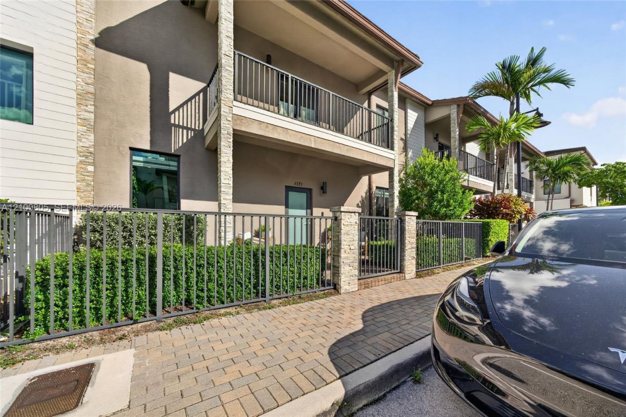 8373 NW 49th St, Doral, FL 33166 Photo