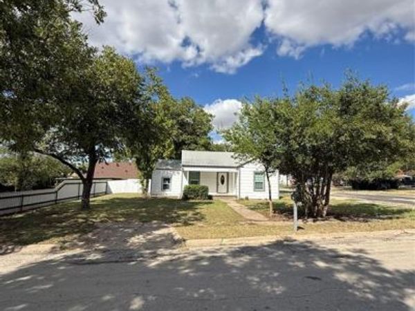 317 E 10th Street, Coleman, TX 76834