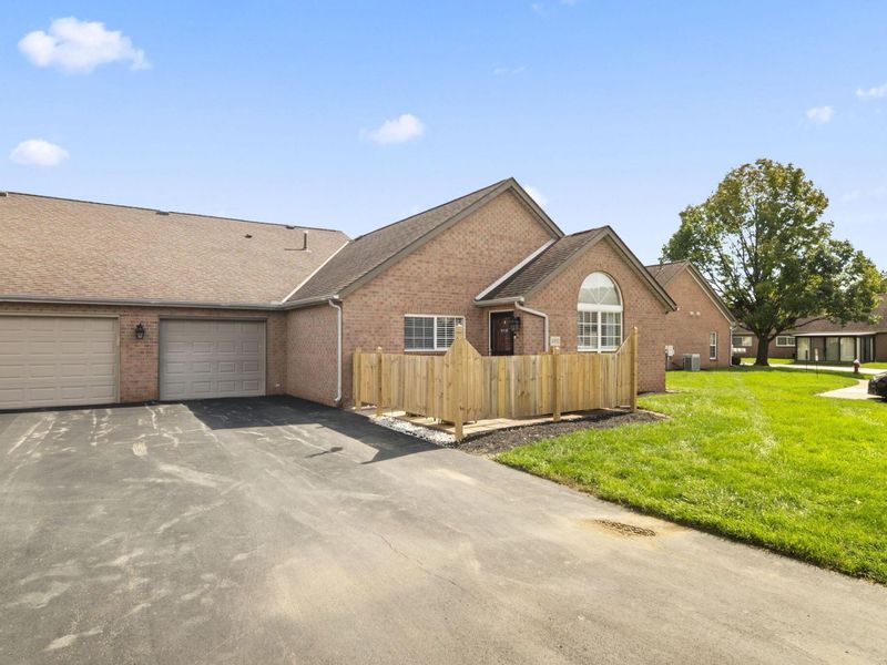 4982 Meadow Run Drive, Hilliard, OH 43026 Photo 1