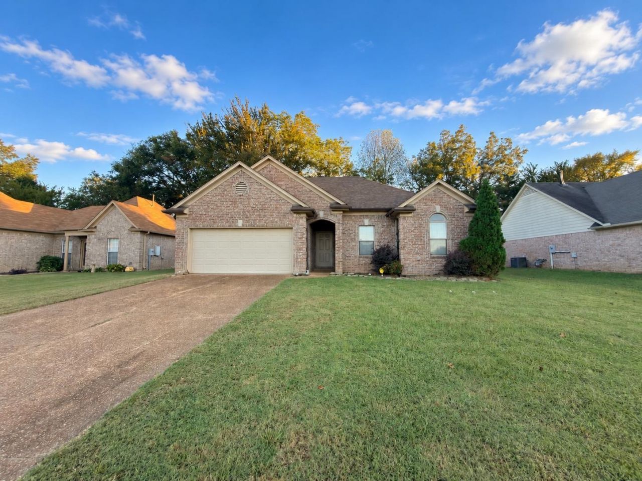 295 VILLAGE DR Oakland, TN 38060