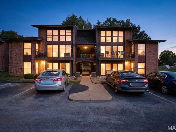 1045 Mersey Bend Drive , Unit E, St Louis, MO 63129
