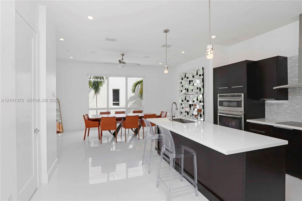 10541 NW 66th St , Doral, FL 33178 Photo