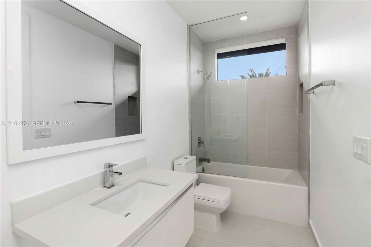 10541 NW 66th St , Doral, FL 33178 Photo