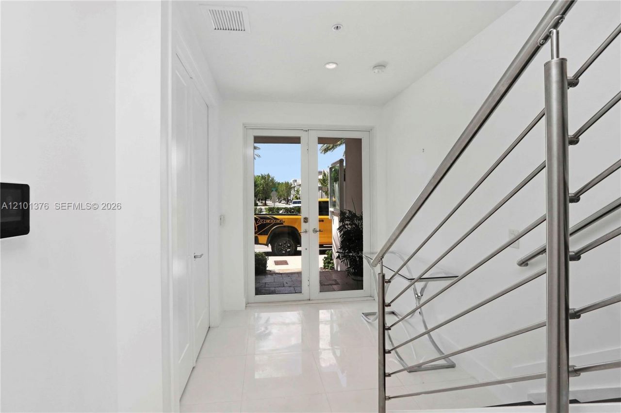 10541 NW 66th St , Doral, FL 33178 Photo