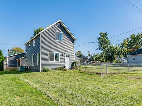 1302 Central Avenue , Center Point, IA 52213
