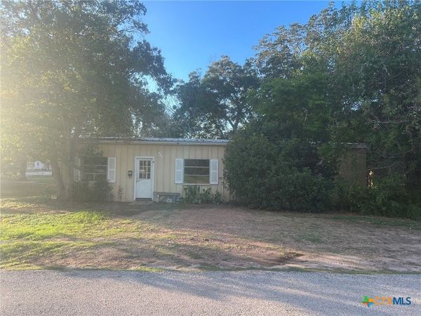 101 Walter Street , Yoakum, TX 77995