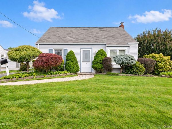 8 Park Circle N, Farmingdale, NY 11735