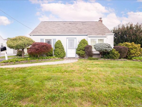 8 Park Circle N, Farmingdale, NY 11735